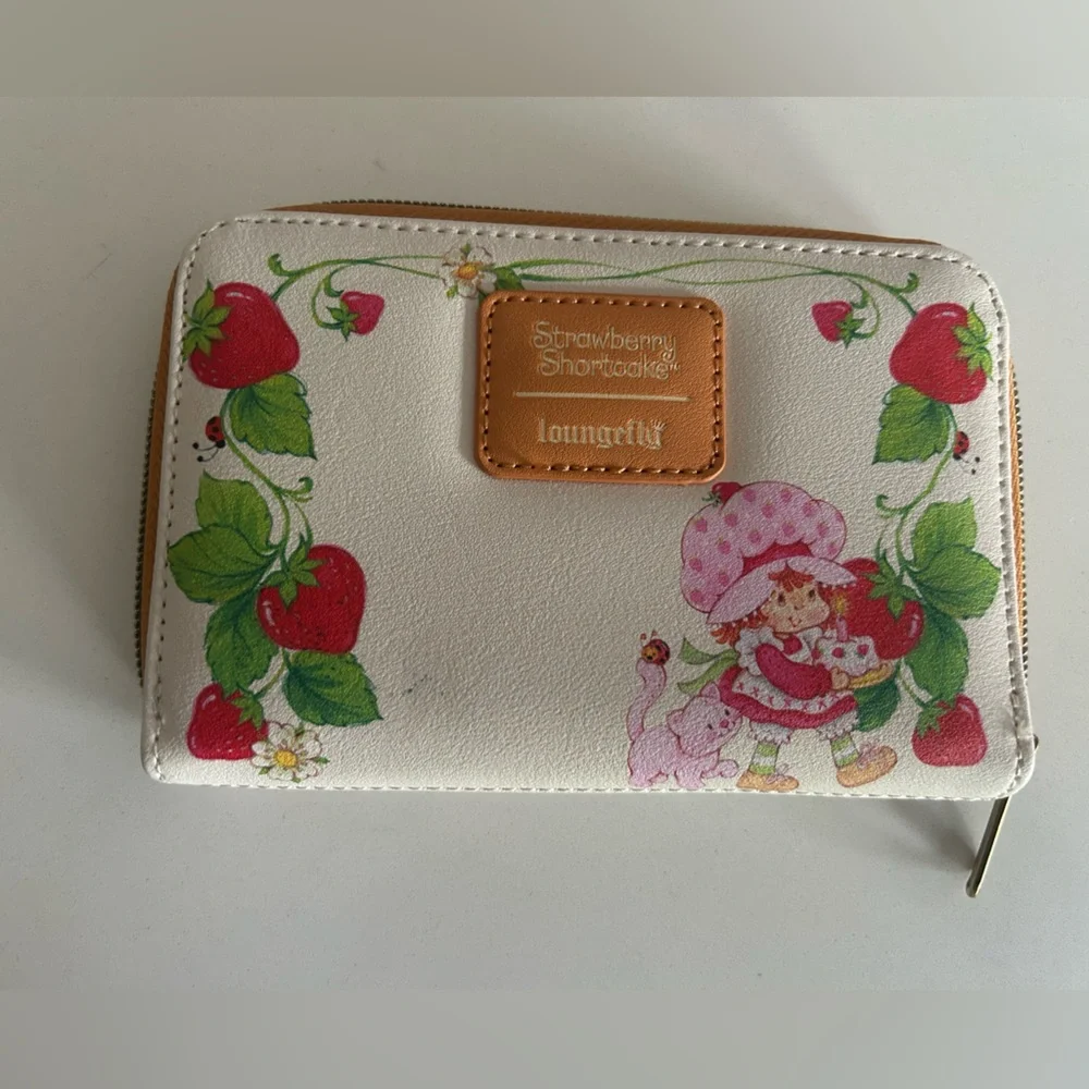 Cute Wallet with Strawberry and Character Design - Picture 2 of 3